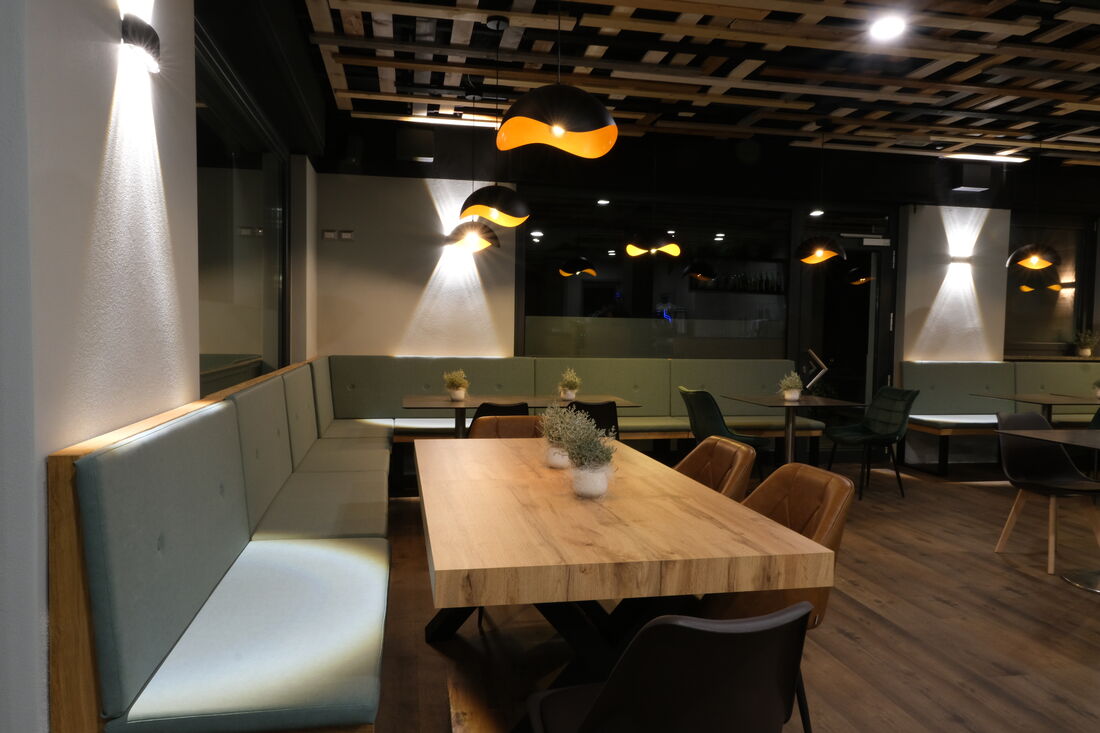 Sala con divanetti e tavolo grande in legno