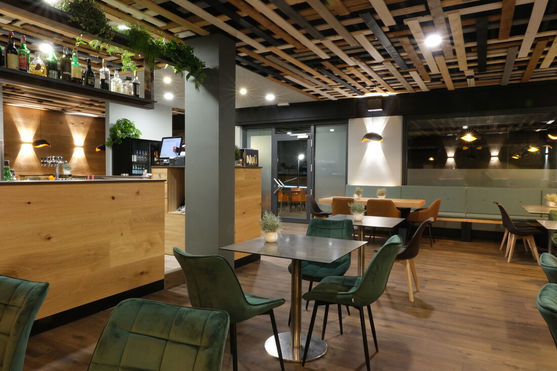 Bancone bar con spine e sala
